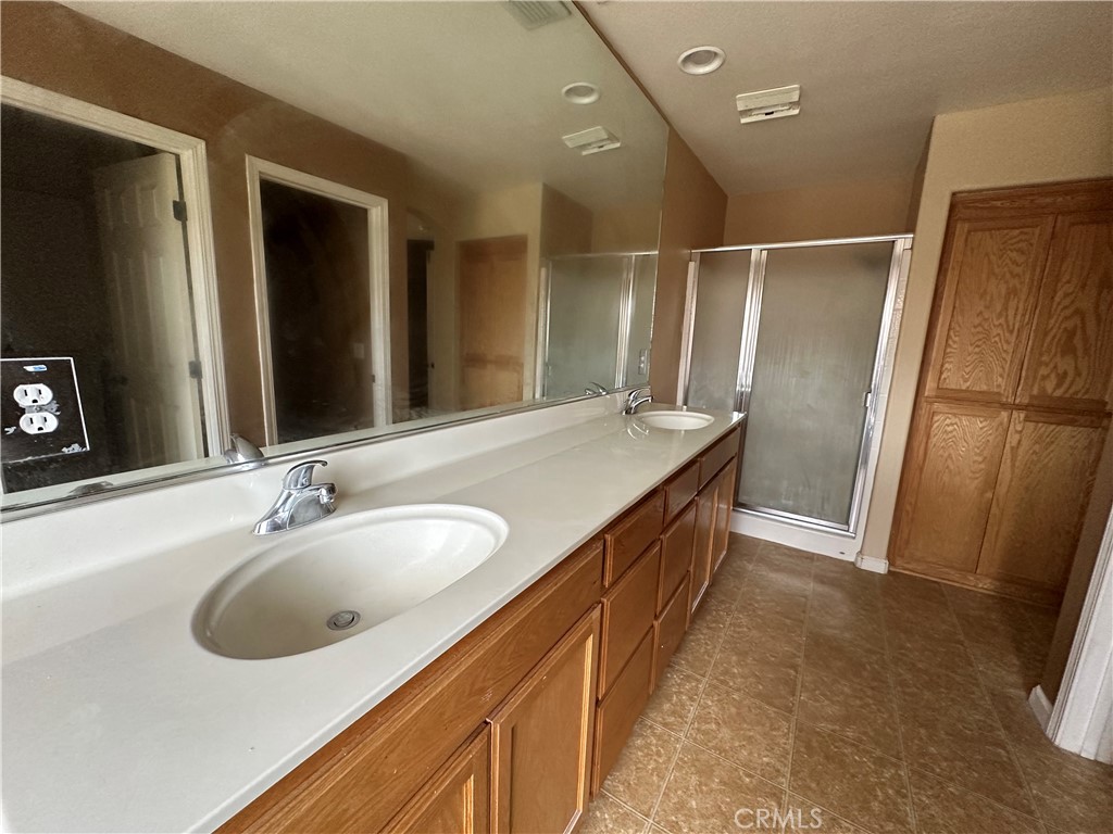 491 Hydrangea Court Merced, CA 95341 - Photo 21 of 25 Primary Bathroom