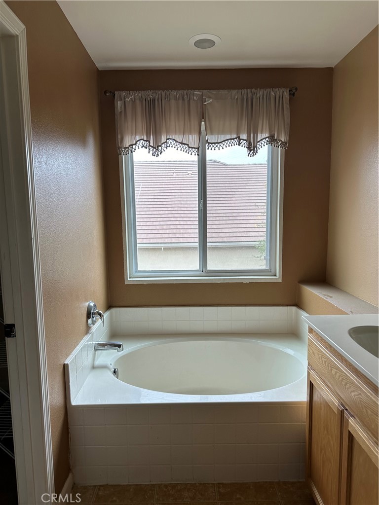 491 Hydrangea Court Merced, CA 95341 - Photo 22 of 25 Primary Bathroom garden tub