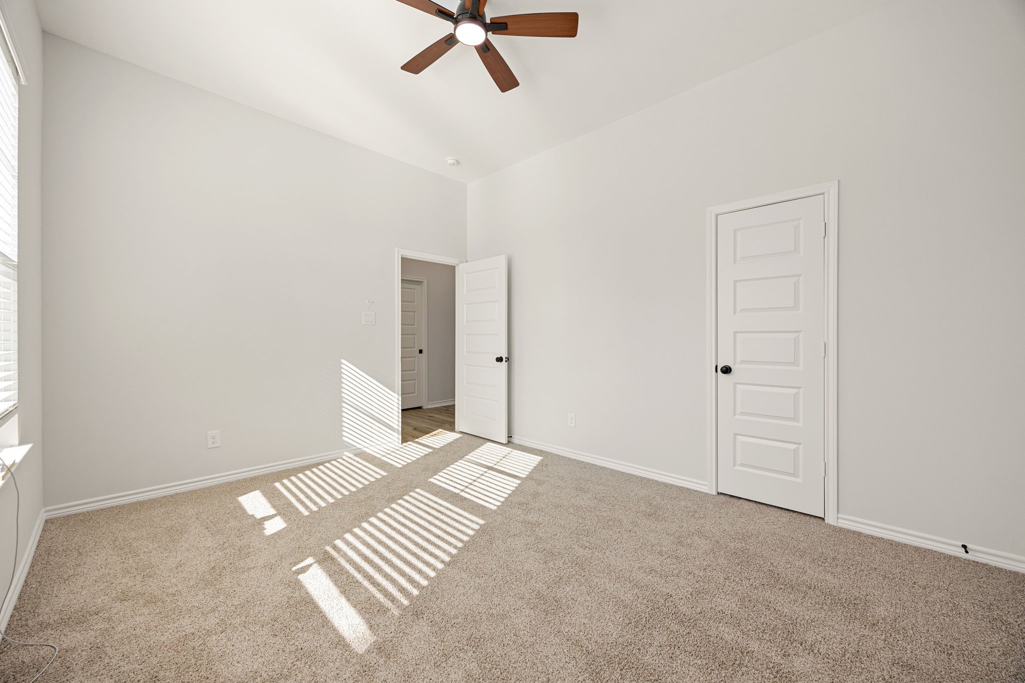 2720 Spence Street Houston, TX 77093 - Photo 33 of 50 an empty room with a ceiling fan and window