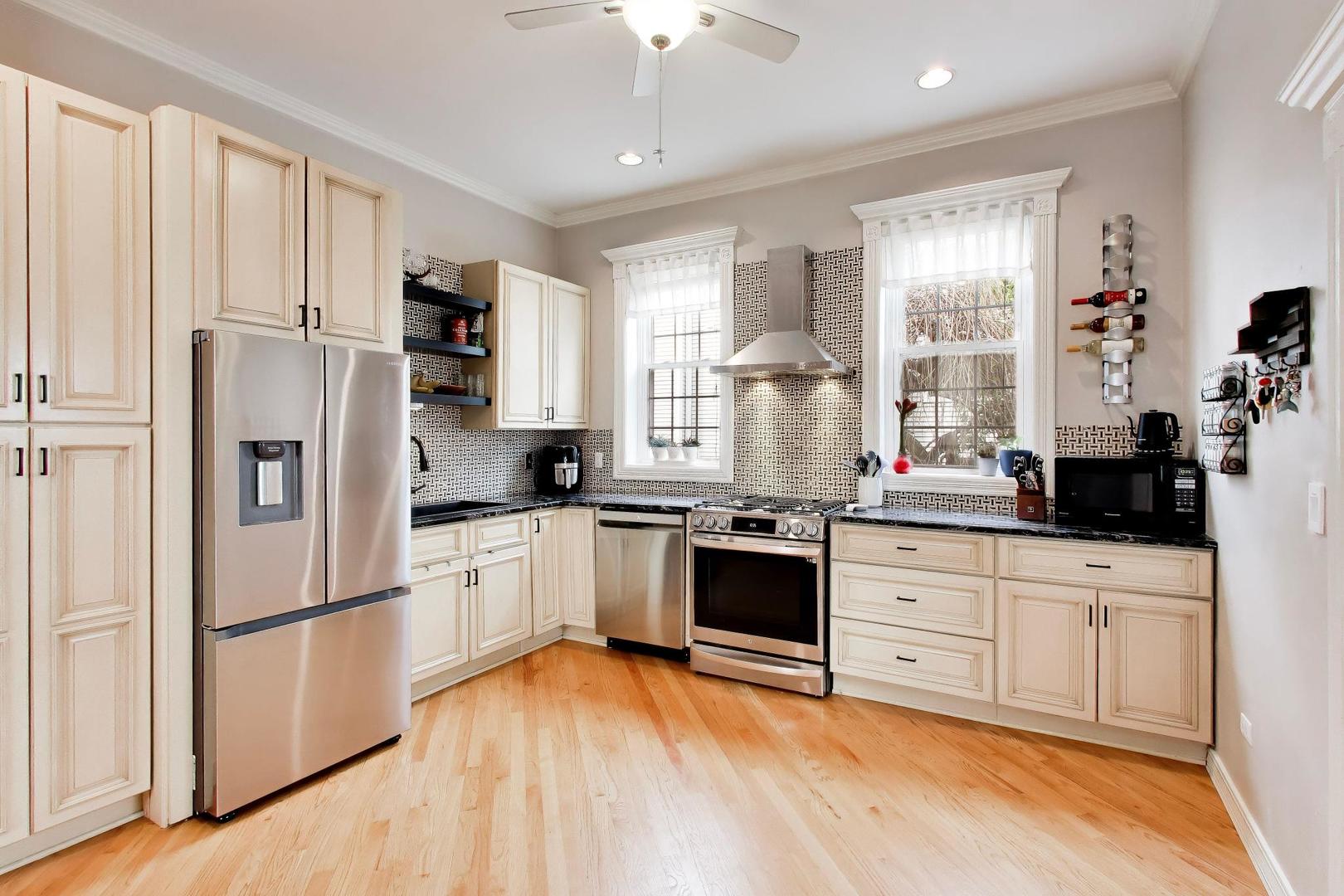1232 West Nelson Street, Unit B Chicago, IL 60657 - Photo 3 of 22