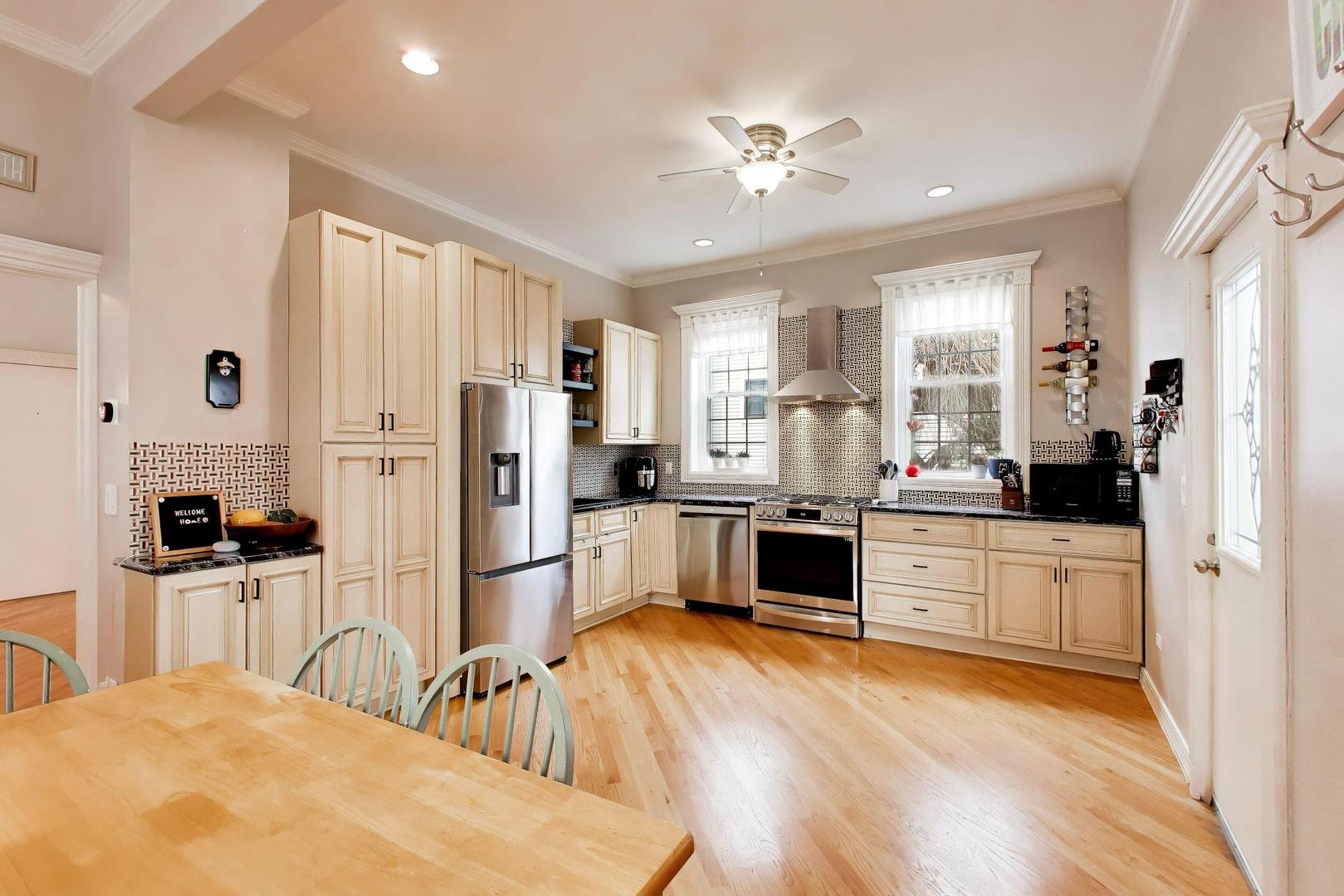 1232 West Nelson Street, Unit B Chicago, IL 60657 - Photo 4 of 22