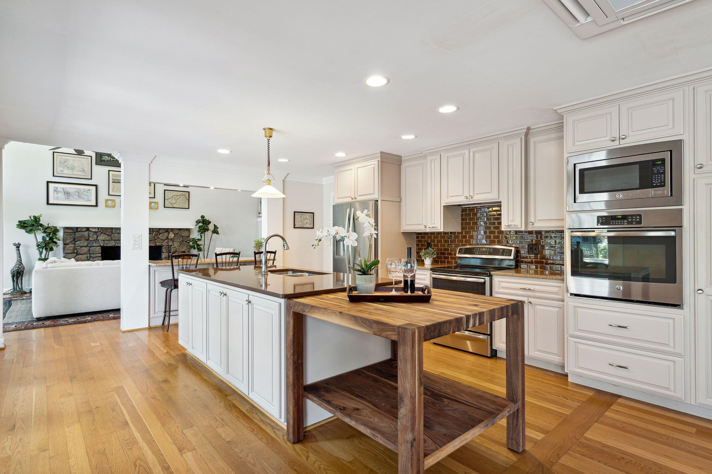 239 Coinbow Circle Mount Pleasant, SC 29464 - Photo 6 of 42 Open and Updated Kitchen