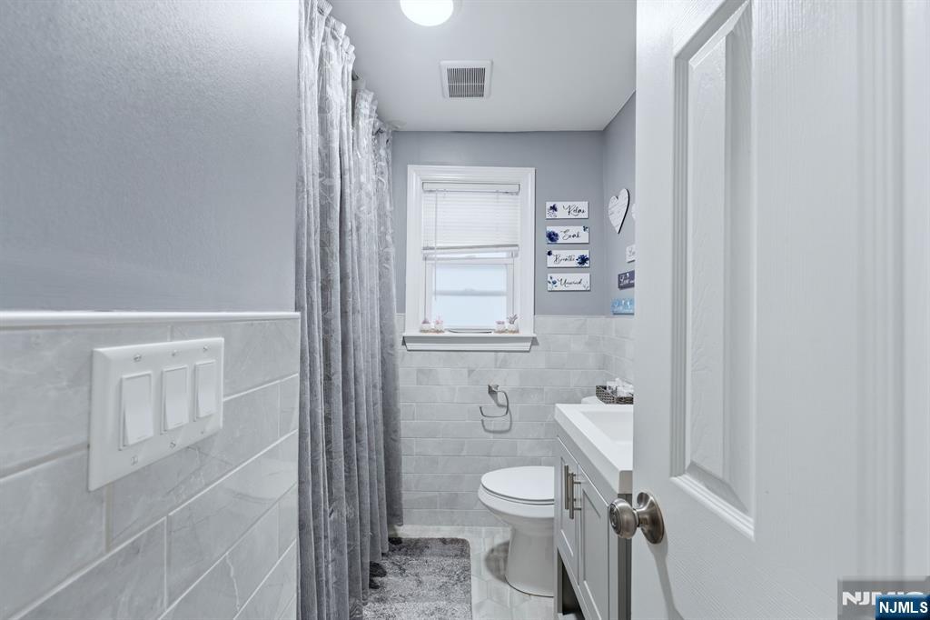 757 Thomas Street Elizabeth, NJ 07202 - Photo 15 of 38 a bathroom with a toilet and a shower