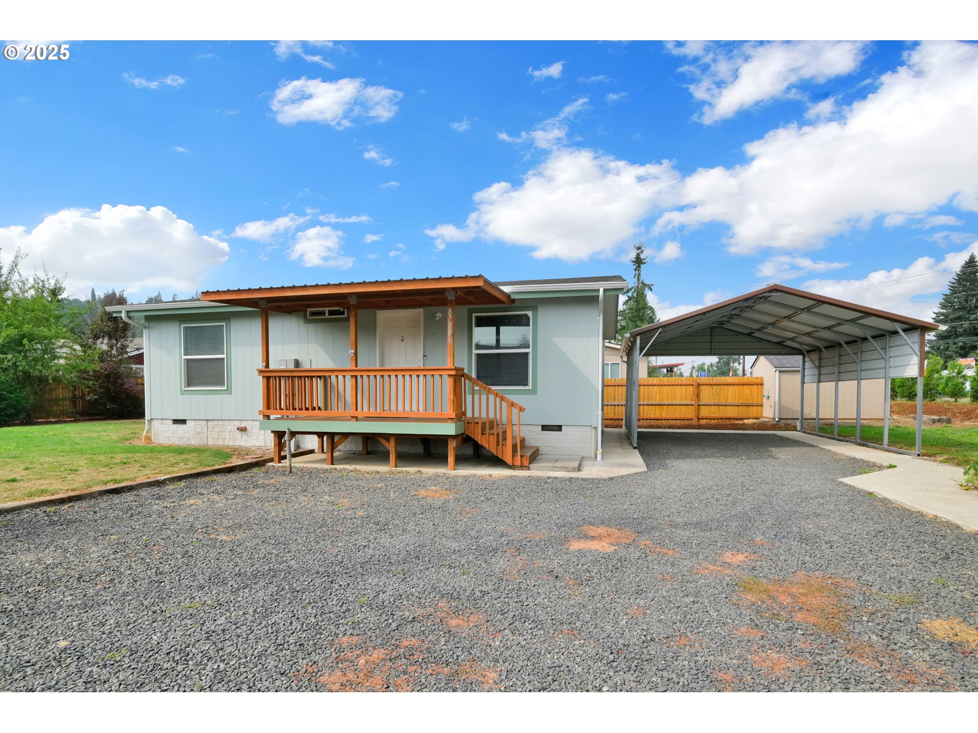 a view of a house with backyard