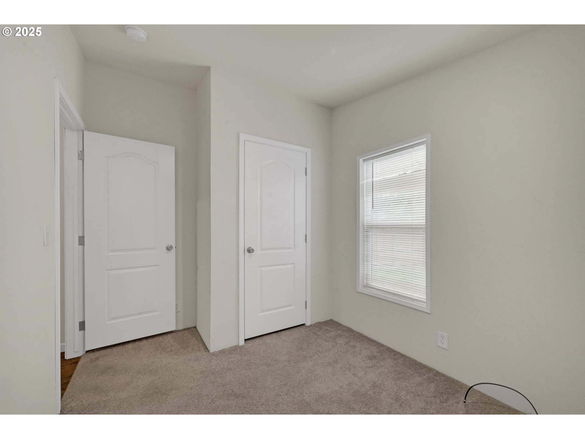 87886 Cedar Flat Road Springfield, OR 97478 - Photo 20 of 34 a open hall with white walls