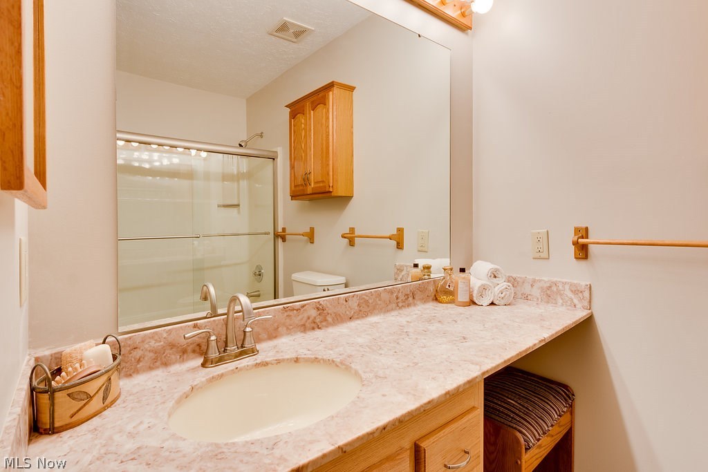 9801 Old Johnnycake Ridge Road Mentor, OH 44060 - Photo 27 of 32 This full bath in the upstairs hall is convenient to additional bedrooms of the upper level.