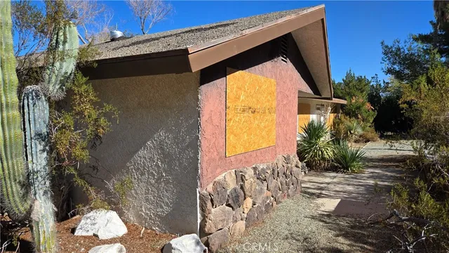 a view of entryway with a flower garden