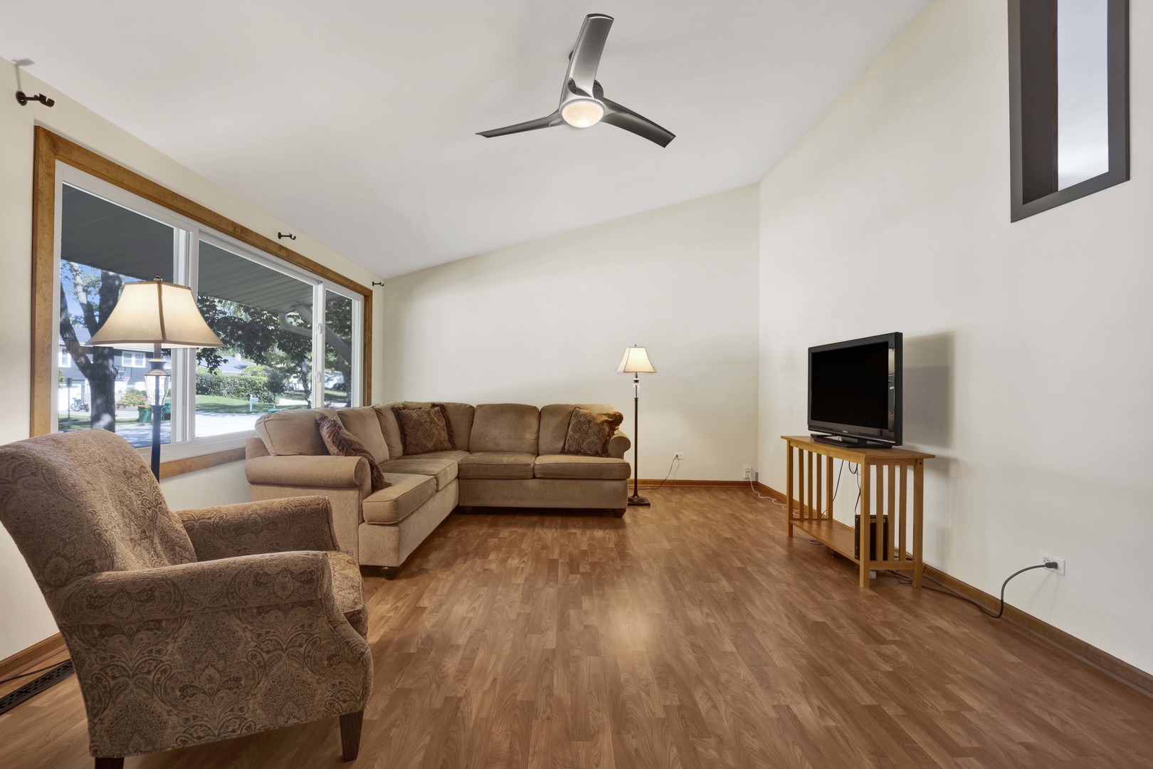 859 Beechwood Road Buffalo Grove, IL 60089 - Photo 3 of 34 Gallery Image 3
