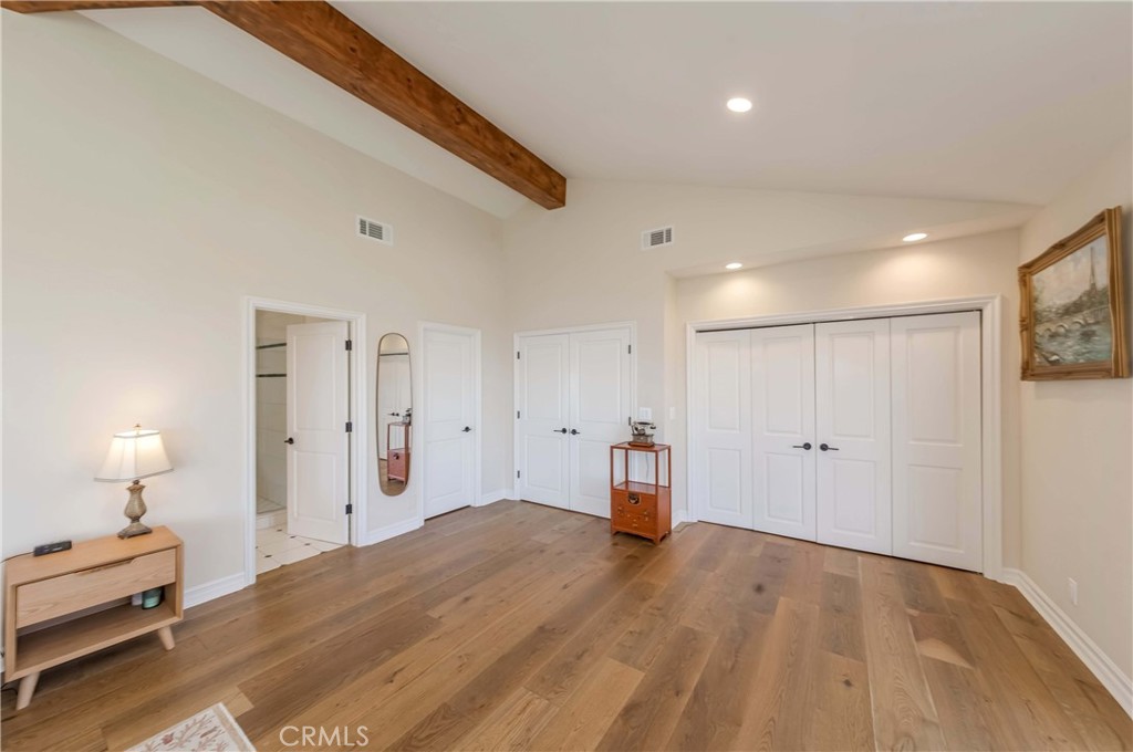 1 Hackamore Road Rolling Hills, CA 90274 - Photo 26 of 57 a spacious bedroom with a bed and a lamp