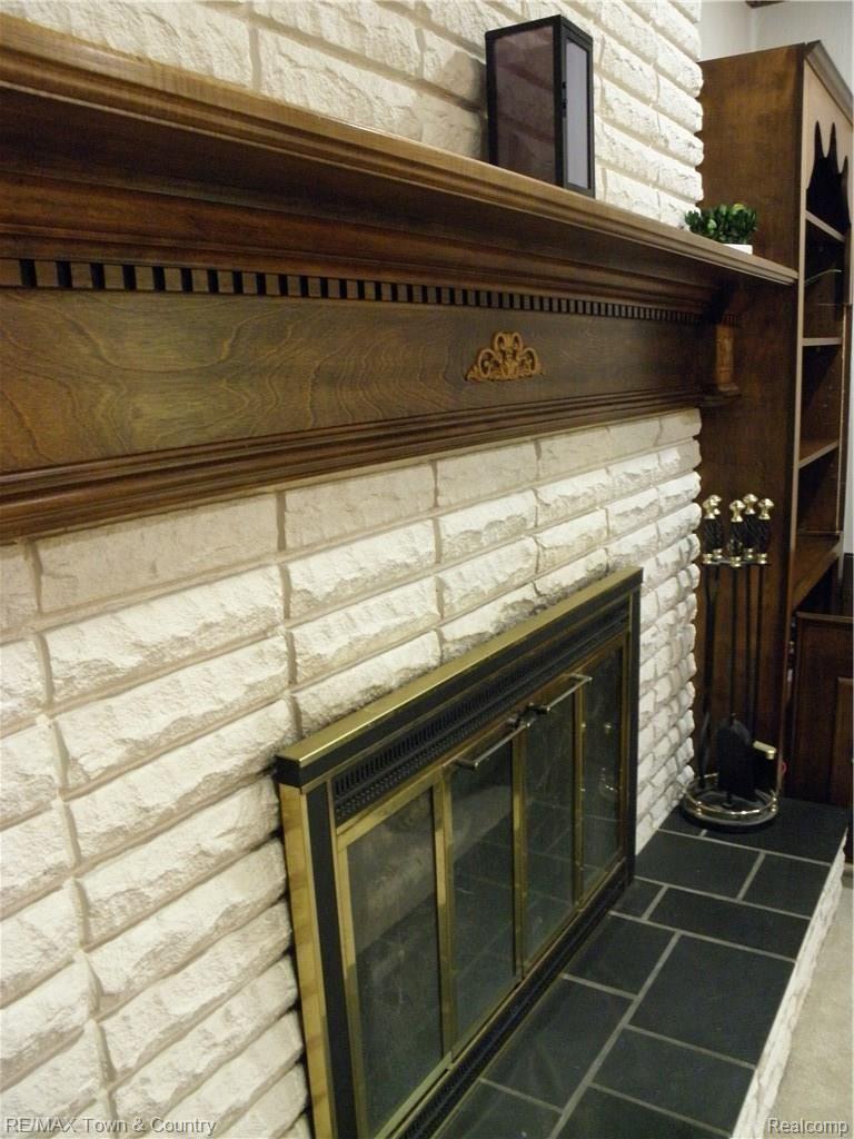 3186 Red Barn Road Flint, MI 48507 - Photo 14 of 28 Fireplace with gorgeous mantle