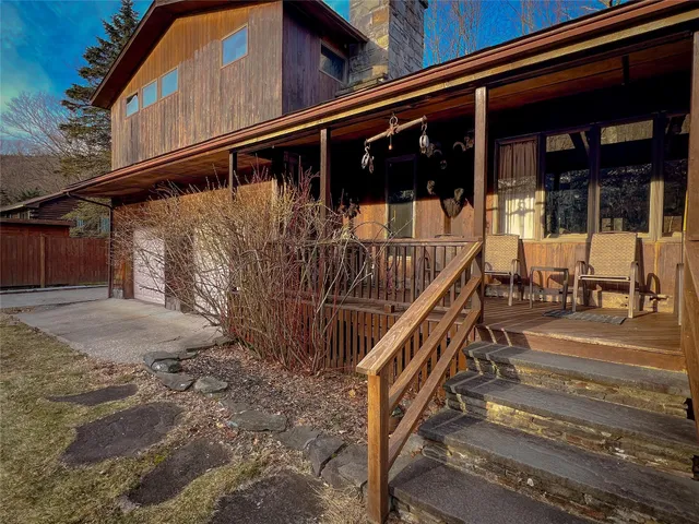 a view of entryway with a front door