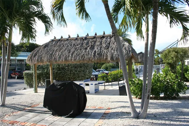 a view of a backyard and a fountain