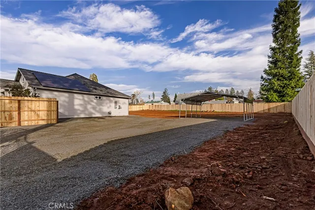 a view of a backyard