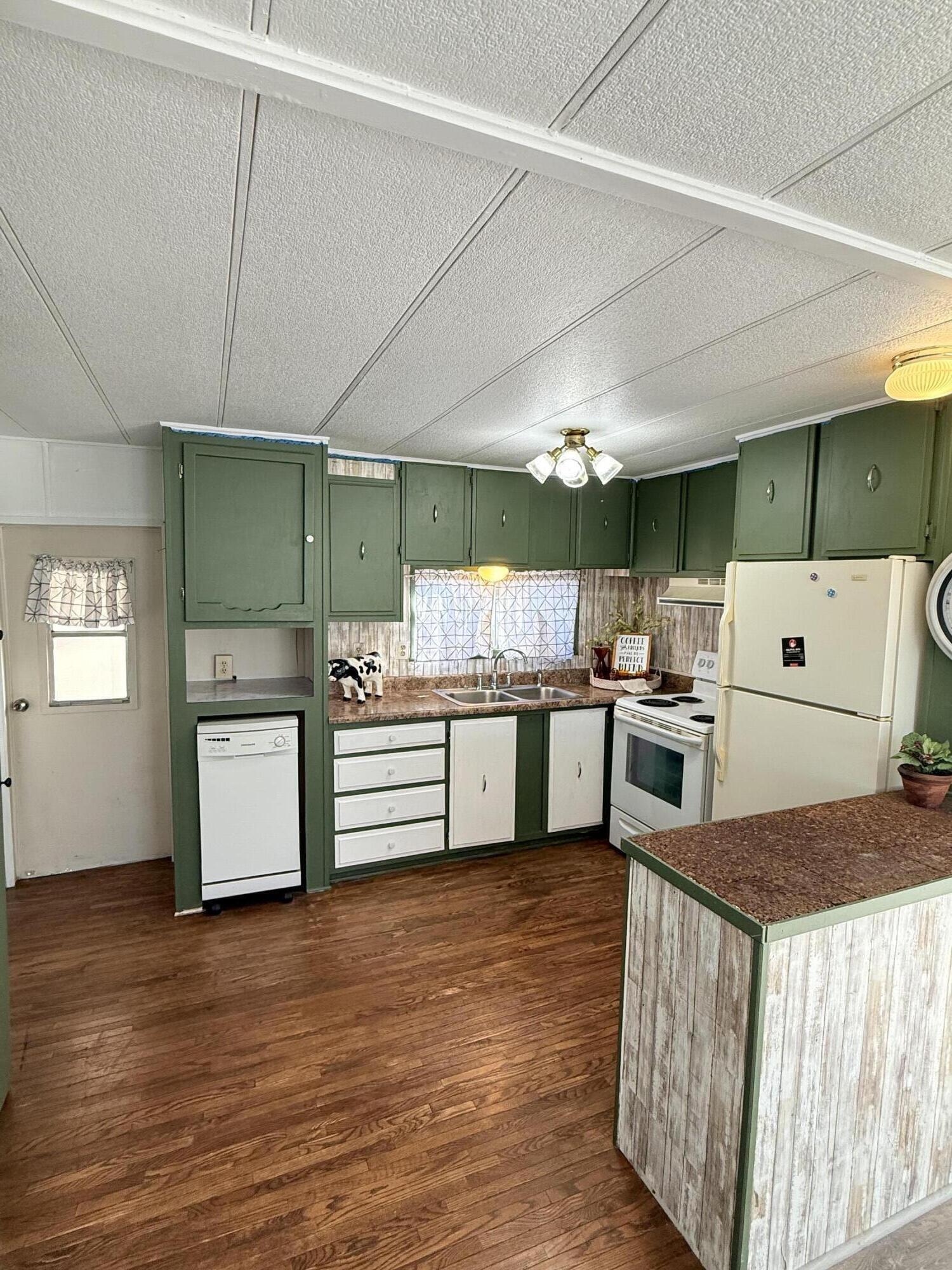 5076 Leonard Road, Unit 93 Grants Pass, OR 97527 - Photo 2 of 9 KITCHEN TO BACK PORCH