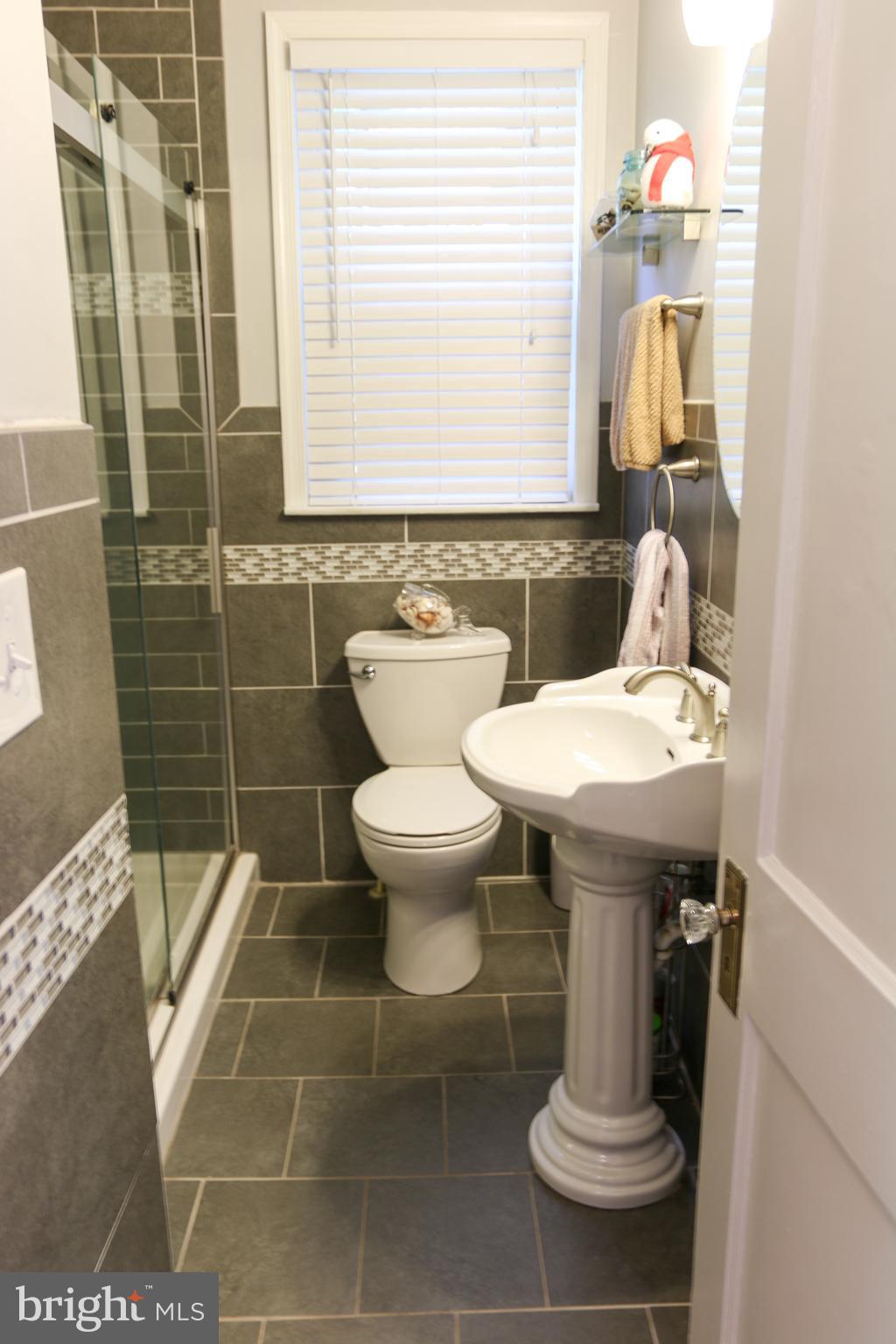 5517 Ashbourne Road Halethorpe, MD 21227 - Photo 11 of 38 First floor full bath