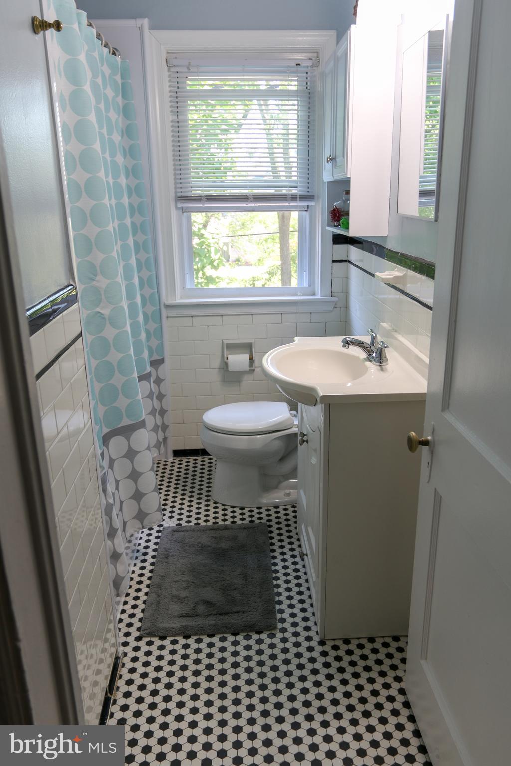 5517 Ashbourne Road Halethorpe, MD 21227 - Photo 16 of 38 Second floor full bath