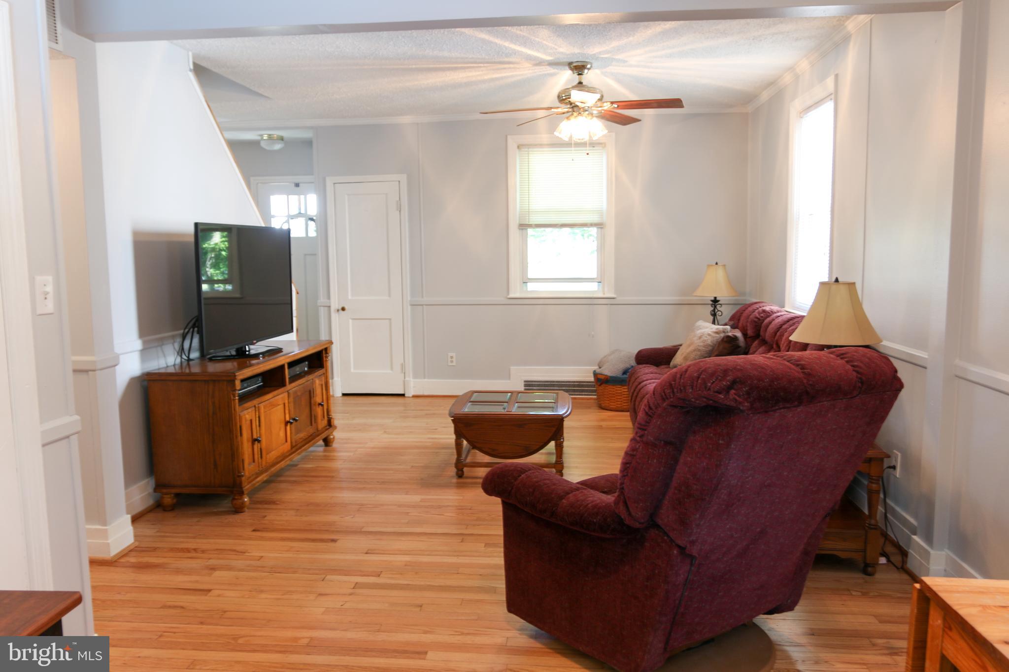 5517 Ashbourne Road Halethorpe, MD 21227 - Photo 8 of 38 Living Room