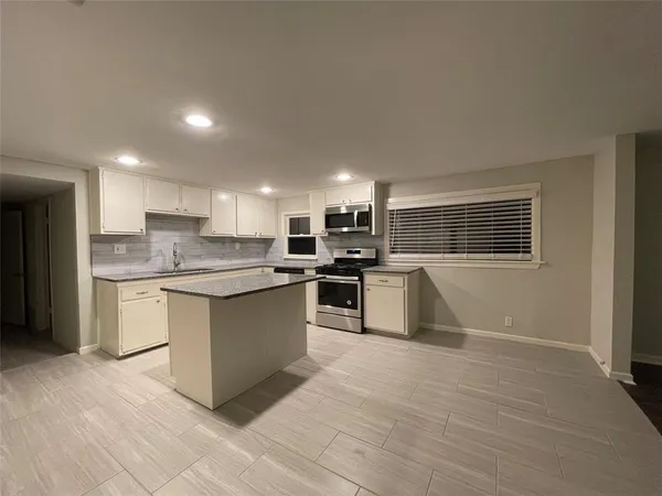 $1,725 | 611 Harrisdale Avenue, River Oaks, TX 76114