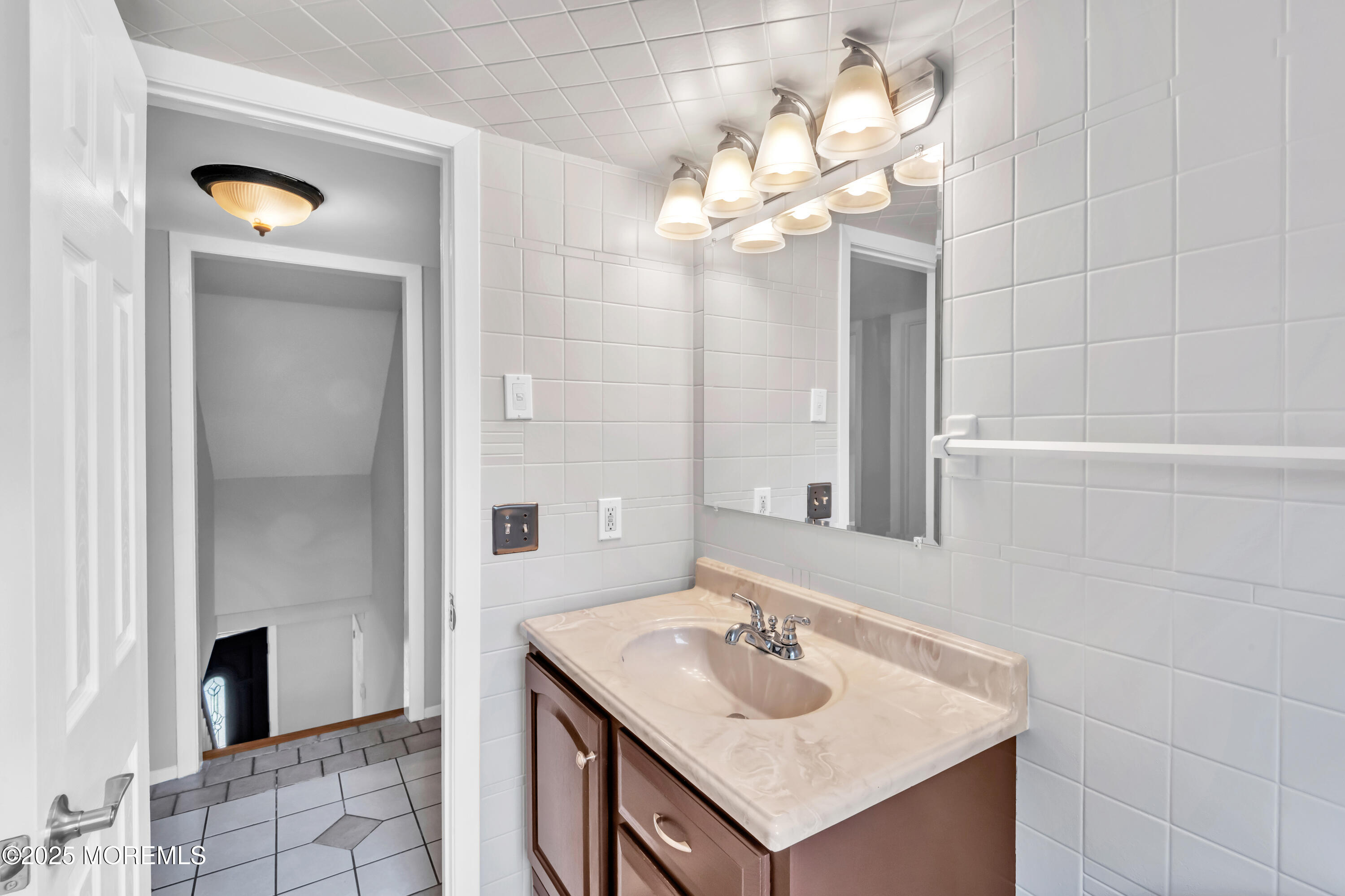 313 Shawnee Drive Brick, NJ 08724 - Photo 26 of 50 2nd Floor Bath