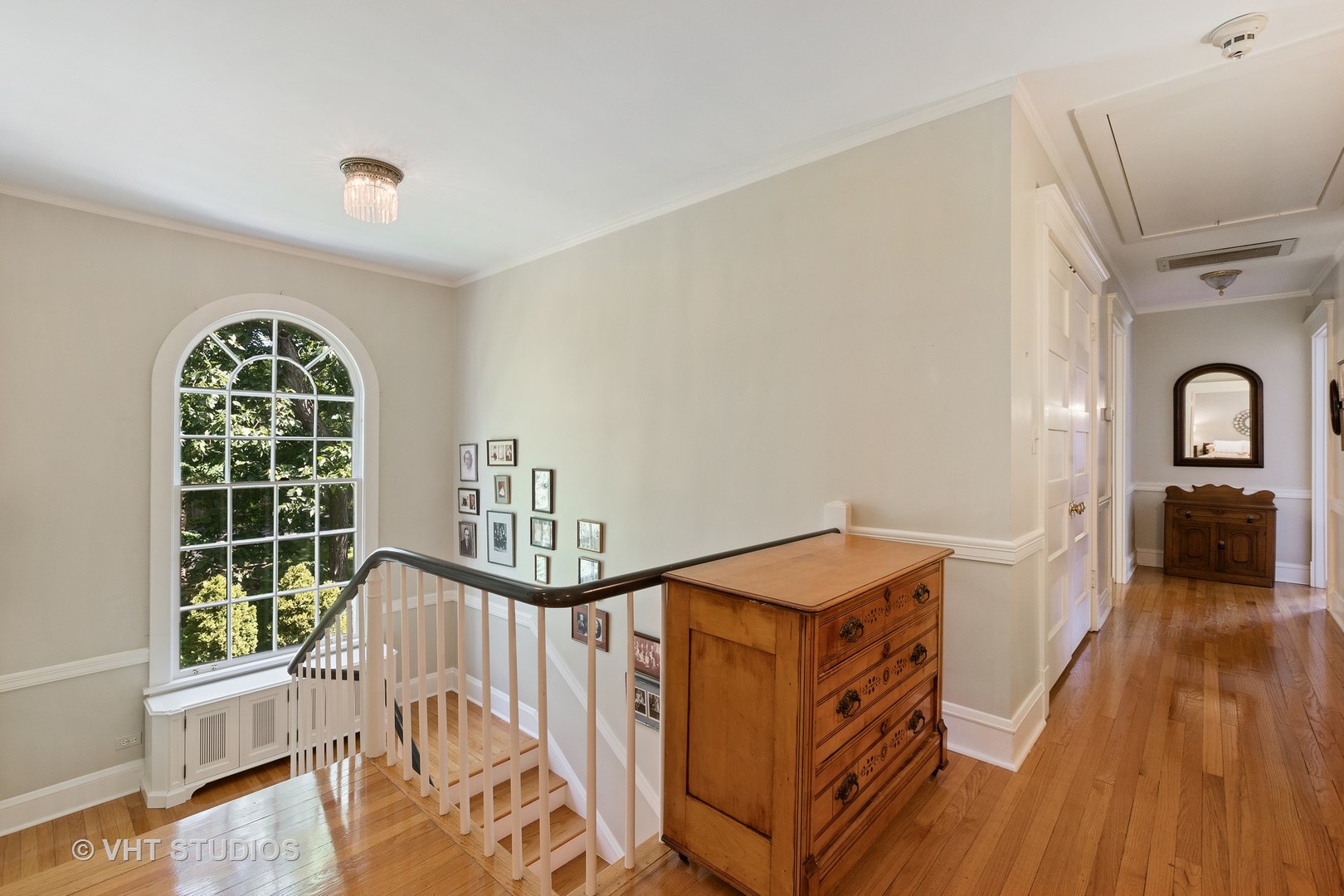 811 Sunset Road Winnetka, IL 60093 - Photo 17 of 40 a view of a hallway with windows