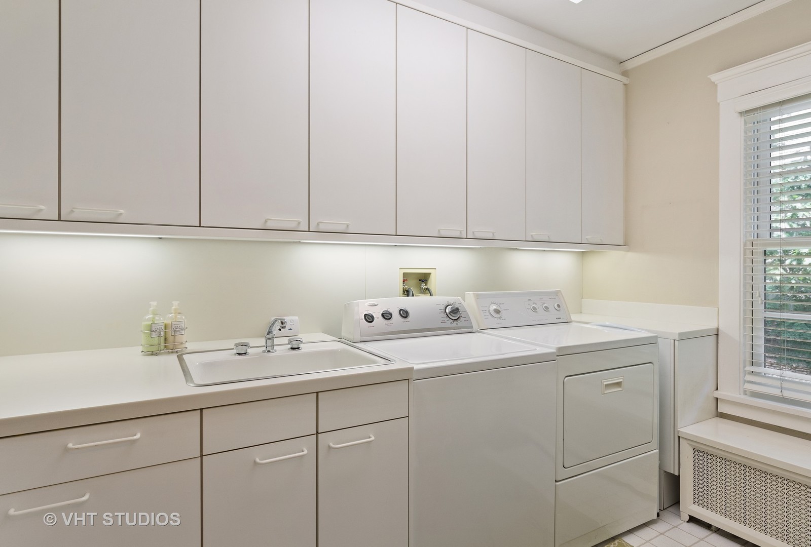 811 Sunset Road Winnetka, IL 60093 - Photo 25 of 40 a utility room with a sink cabinets and utility