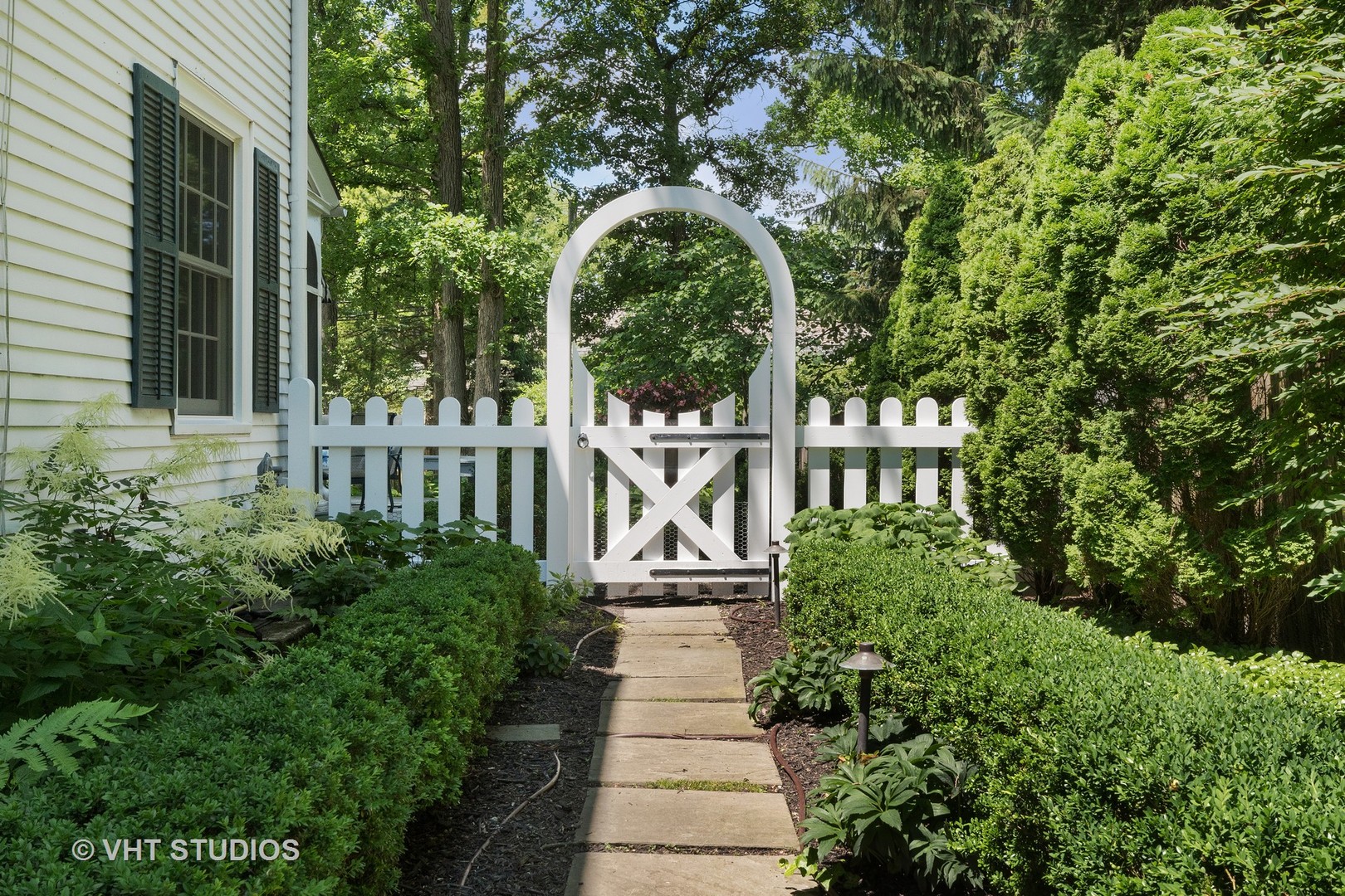 811 Sunset Road Winnetka, IL 60093 - Photo 28 of 40 a view of fountain in front of house