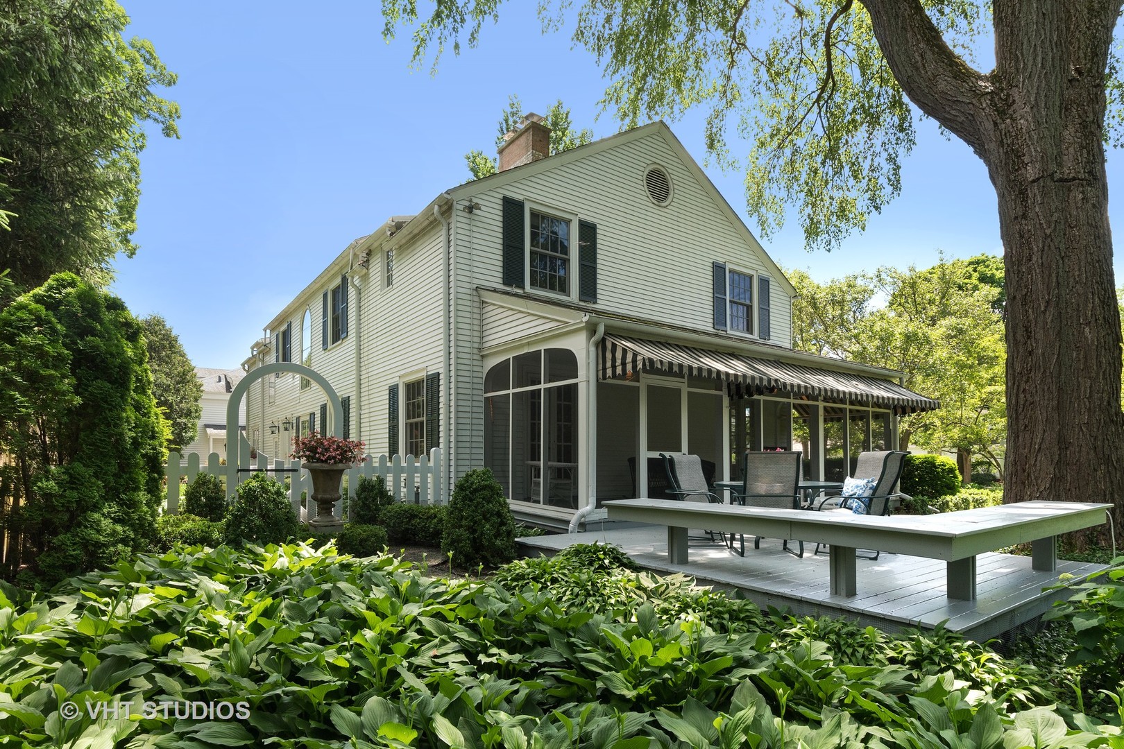 811 Sunset Road Winnetka, IL 60093 - Photo 30 of 40 a front view of a house with a garden