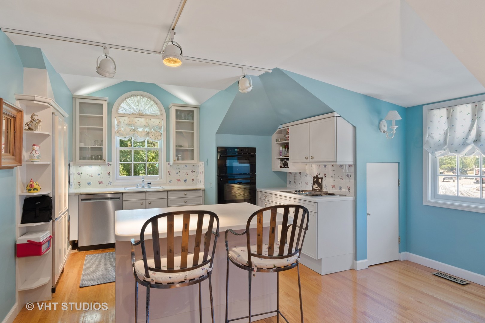 811 Sunset Road Winnetka, IL 60093 - Photo 35 of 40 a view of a livingroom with furniture and window