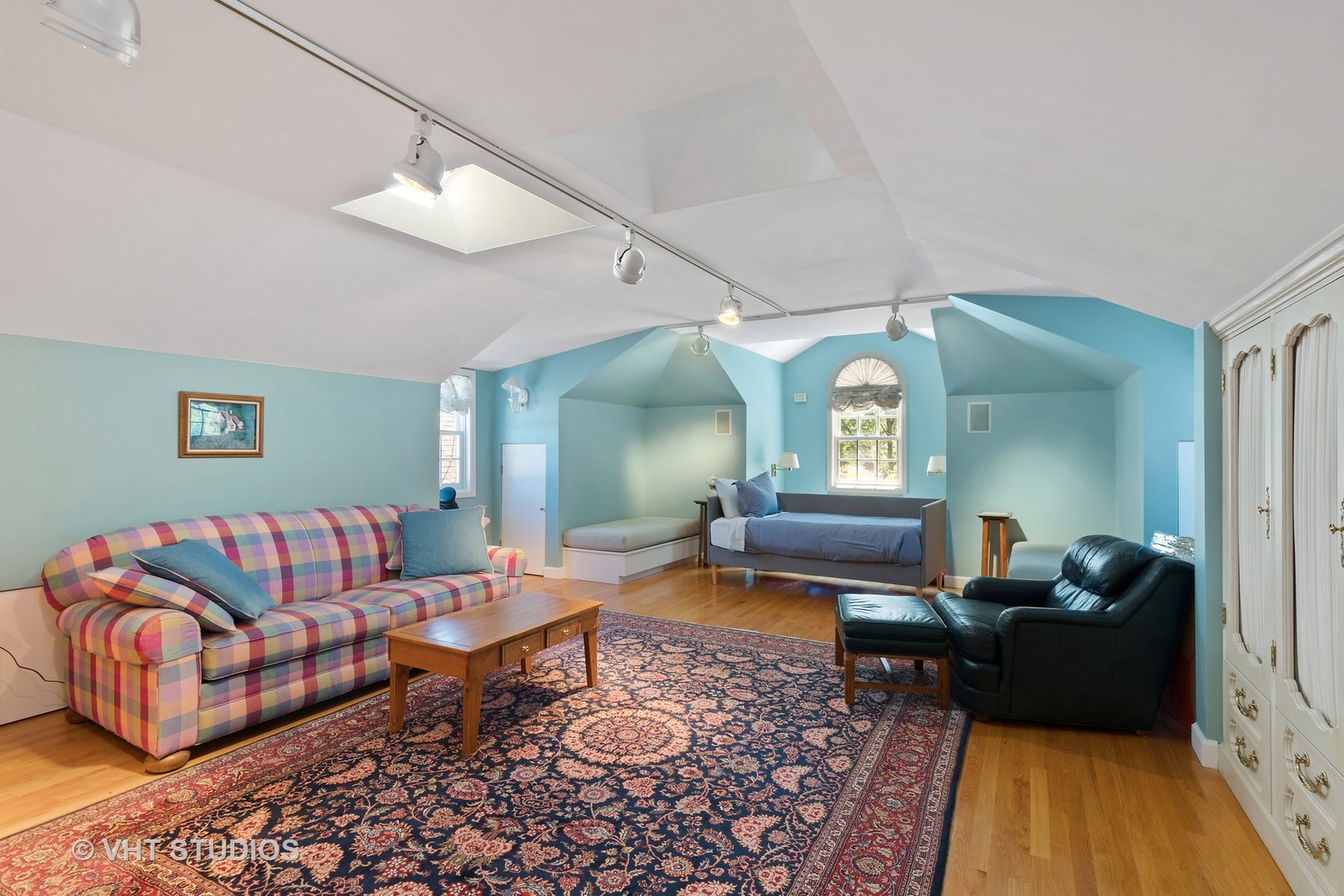 811 Sunset Road Winnetka, IL 60093 - Photo 36 of 40 a living room with furniture and wooden floor