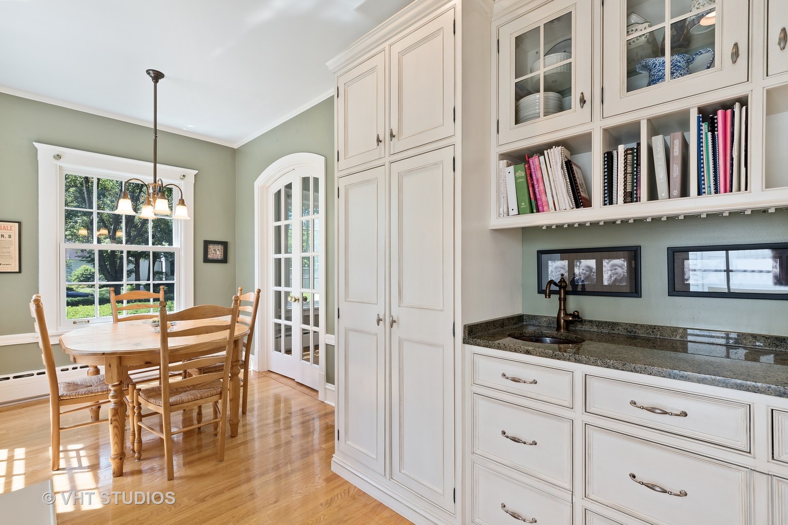 811 Sunset Road Winnetka, IL 60093 - Photo 8 of 40 a kitchen with cabinets and outdoor seating