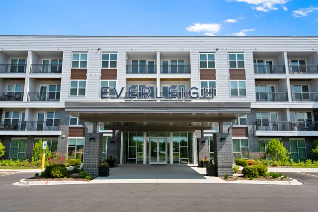 $3,075 | 555 Lakeview Parkway, Unit 2, Vernon Hills, IL 60061