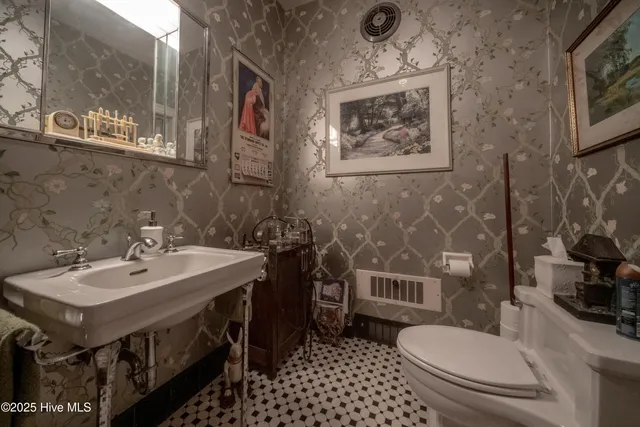 $898,000 | 900 Nash Street North, Wilson, NC 27893