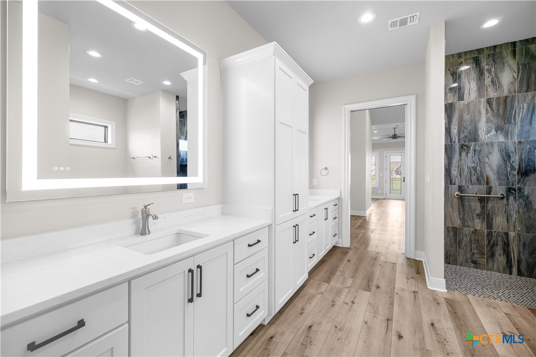 331 Sendera Loop Victoria, TX 77904 - Photo 19 of 47 Primary Suite #1 Bathroom