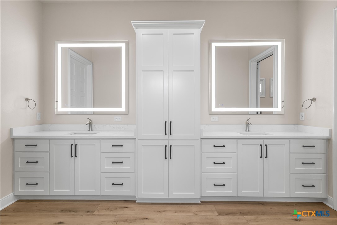 331 Sendera Loop Victoria, TX 77904 - Photo 20 of 47 Primary Suite #1 Bathroom