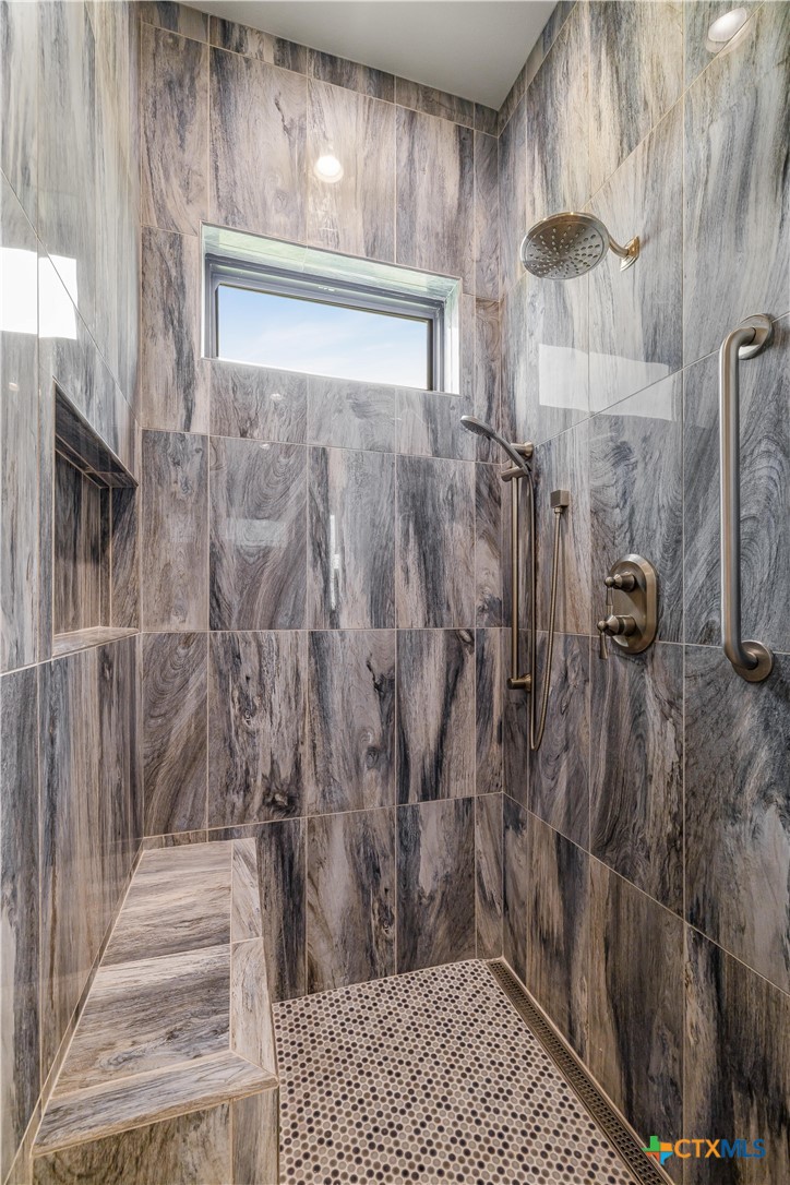 331 Sendera Loop Victoria, TX 77904 - Photo 22 of 47 Primary Suite #1 Bathroom