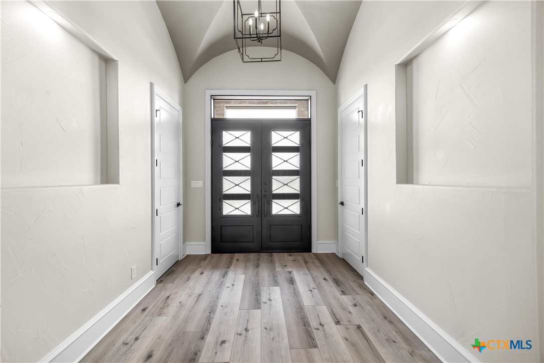 331 Sendera Loop Victoria, TX 77904 - Photo 6 of 47 Grand Entance