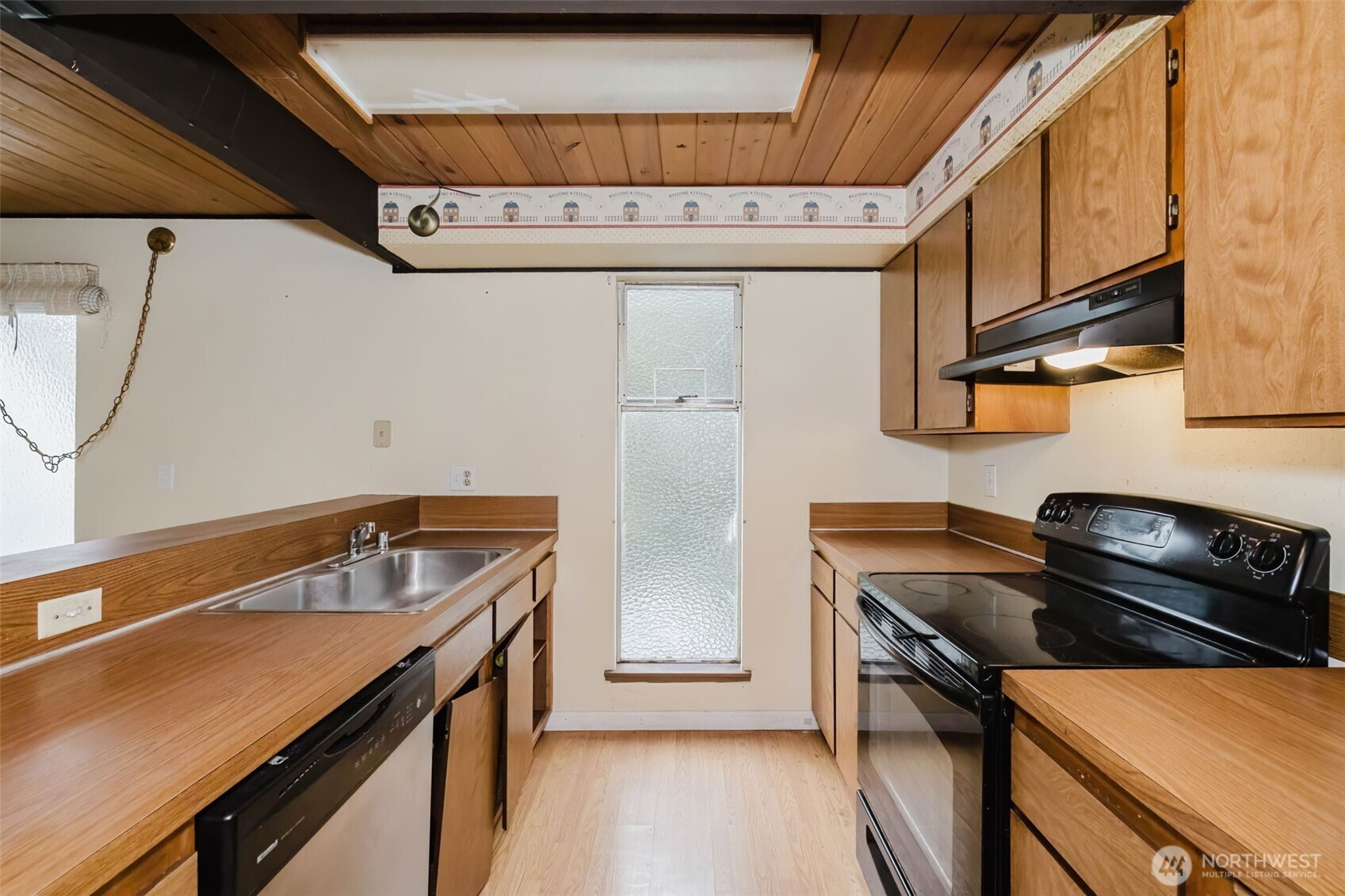 4311 67th Avenue West, Unit B Tacoma, WA 98466 - Photo 17 of 39 a kitchen that has a sink and a stove