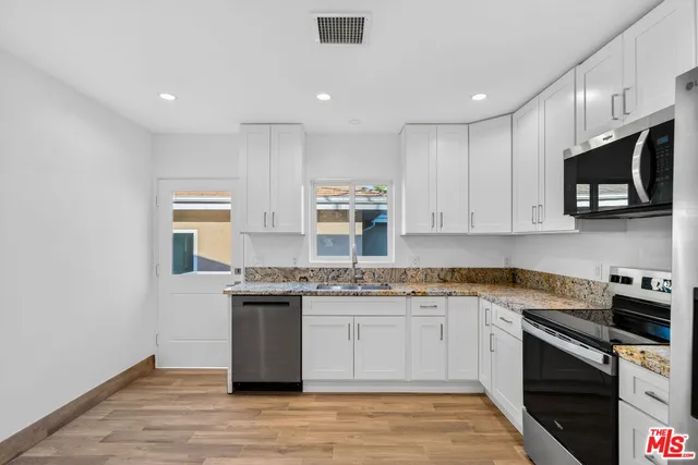 $4,250 | 17623 Burbank Boulevard, Encino, CA 91316