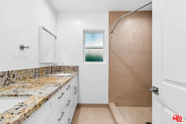 $4,250 | 17623 Burbank Boulevard, Encino, CA 91316