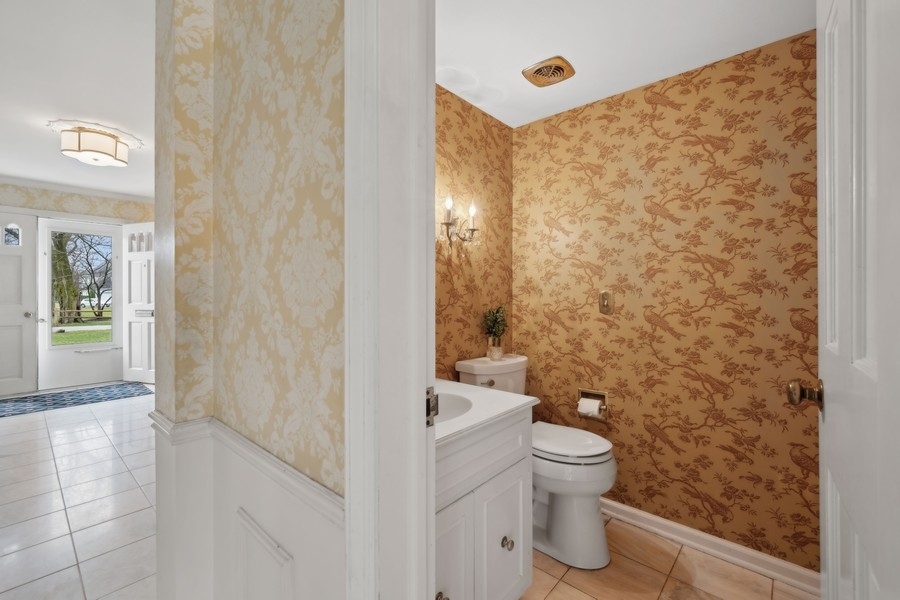 34 Longmeadow Road Winnetka, IL 60093 - Photo 28 of 35 a bathroom with a toilet and a shower