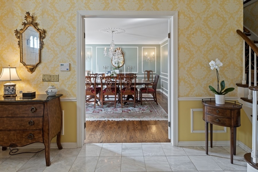 34 Longmeadow Road Winnetka, IL 60093 - Photo 8 of 35 a view of a livingroom with furniture and a mirror