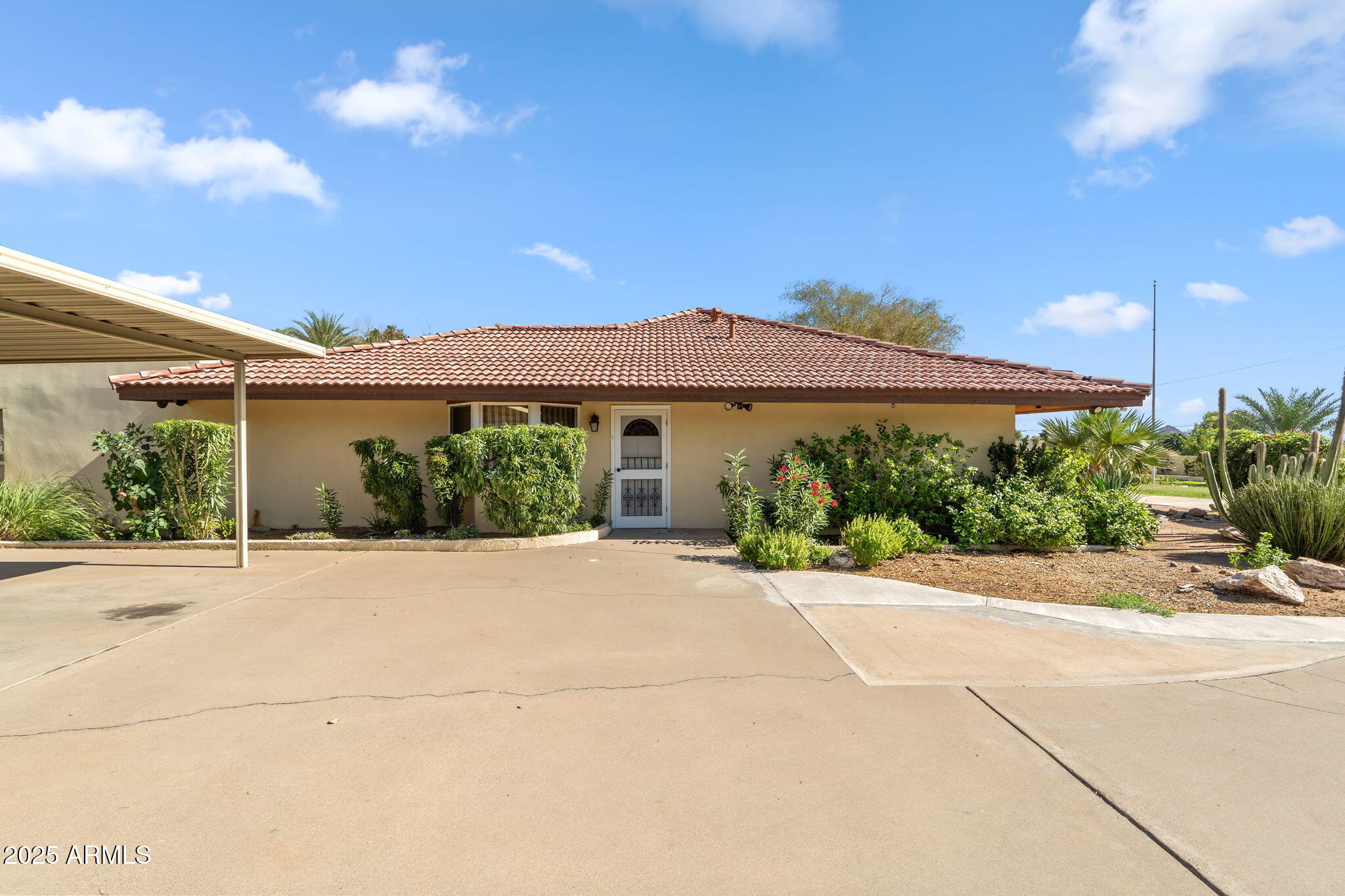 5310 East Camelback Road Phoenix, AZ 85018 - Photo 38 of 50 a front view of a house with garden