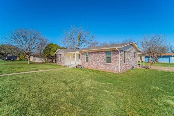 a view of a house with backyard and garden
