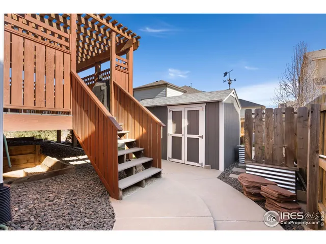 a view of entryway with a front door