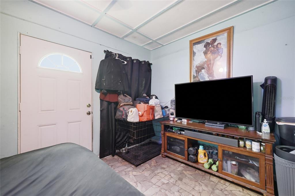 3027 Queens Gate Road Orlando, FL 32818 - Photo 34 of 34 a room with furniture and flat screen tv