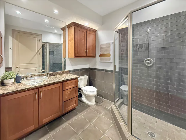 $998,000 | 3 Waterway Court, Unit 2B, The Woodlands, TX 77380