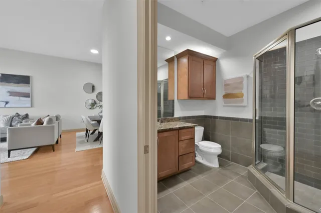 $998,000 | 3 Waterway Court, Unit 2B, The Woodlands, TX 77380