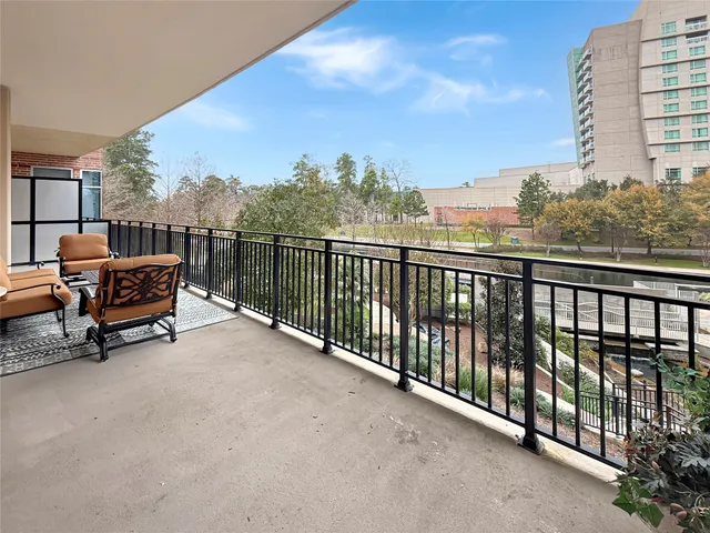 $998,000 | 3 Waterway Court, Unit 2B, The Woodlands, TX 77380