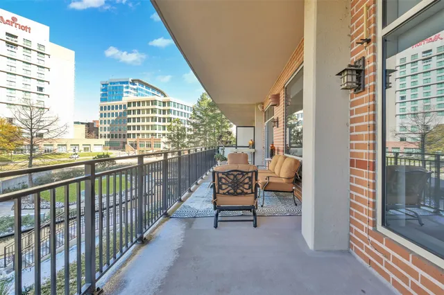 $998,000 | 3 Waterway Court, Unit 2B, The Woodlands, TX 77380