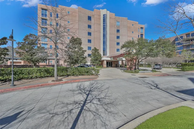 $998,000 | 3 Waterway Court, Unit 2B, The Woodlands, TX 77380